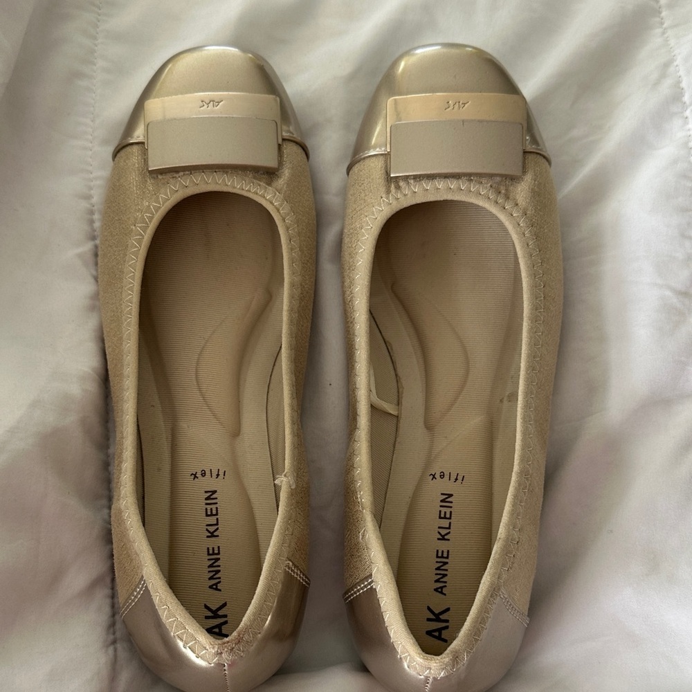 Anne Klein Women's Flats Size 7.5M Shiny Champagne Shimmer